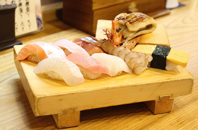 【姫路】行列必至の立ち食い寿司「魚路(ととろ)」ふんわりと肉厚な『極上一本穴子』がイチオシ！