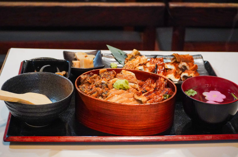 【姫路】名店「やま義(よし)」で炭焼あなごを堪能！蒸し煮・地焼・佃煮の“穴子三昧重”は必食♪