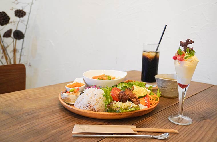 【姫路】雑貨カフェ「Zakka Hina」で野菜たっぷりのランチを♪インスタで話題のパフェも