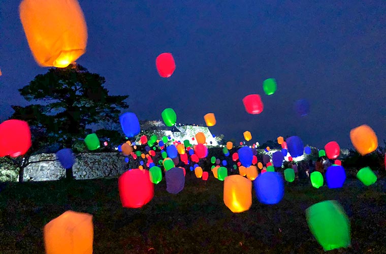 【朝来】竹田城跡を500個のランタンが彩る1日限りの「スカイランタンナイト」開催♪