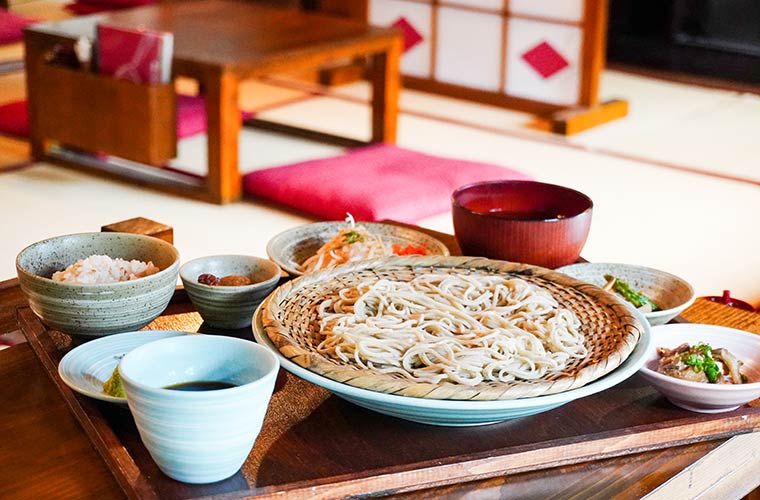 【福崎】古民家そば店「蕎麦とさーもんと…有庵」しなやかな十割そばをサーモンと一緒に味わって