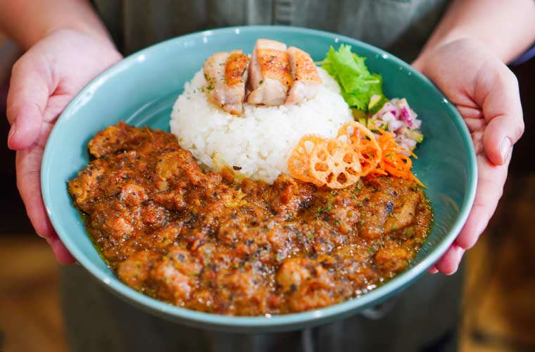 【神戸北区】小さな坂道カフェ「Grins and Green」スパイス香るバターチキンカレー