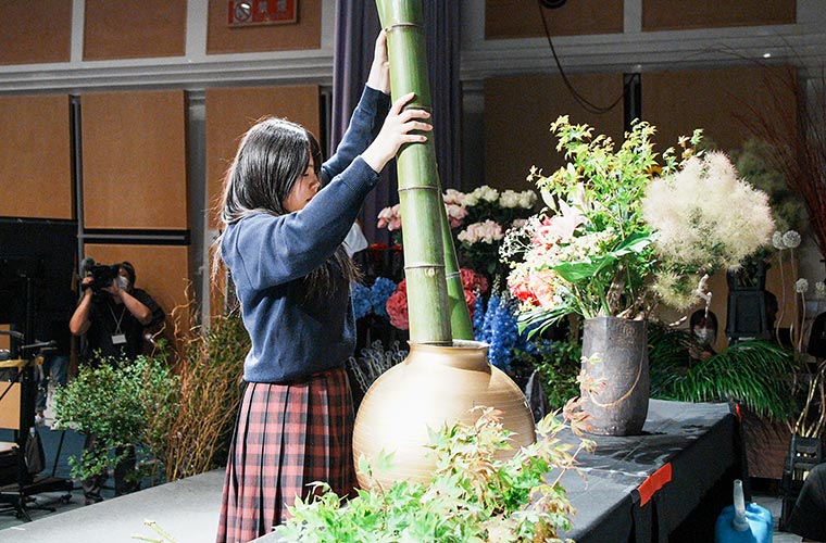 アクリエひめじで「第2回高校生花いけバトル姫路大会」開催！即興5分で表現する“花舞台”の観覧を♪