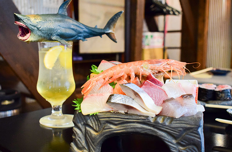 【姫路】遊び心あふれる呑み屋「スタンドグレゴリー」日本酒ガチャや“危険なレモンサワー”も！