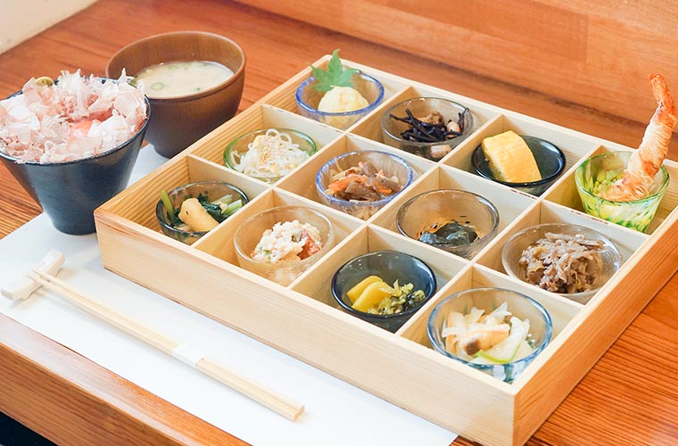 【小野】｢むしろ和食｣オープン！手作りにこだわった種類豊富なおばんざいで体も心も健康に♪