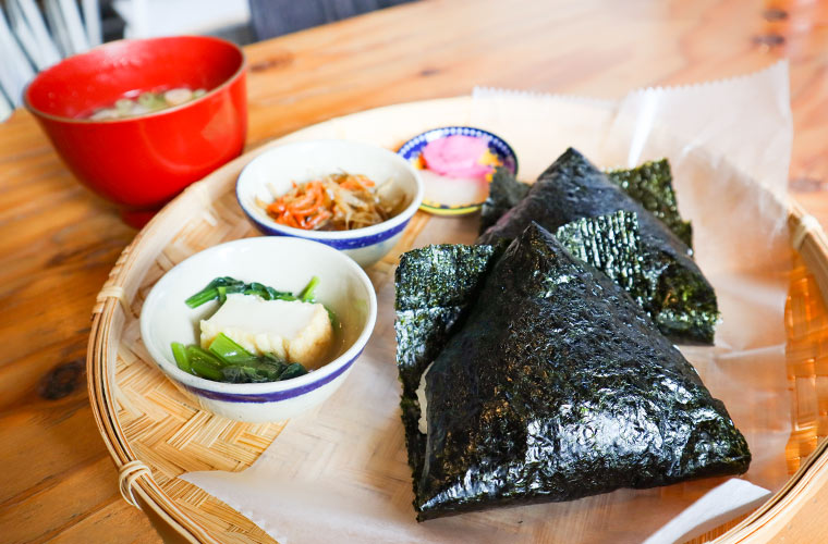 【加古川】おむすび専門店「MUSUBI」握りたての一口は格別！ホカホカご飯のお弁当から夜飲みまで