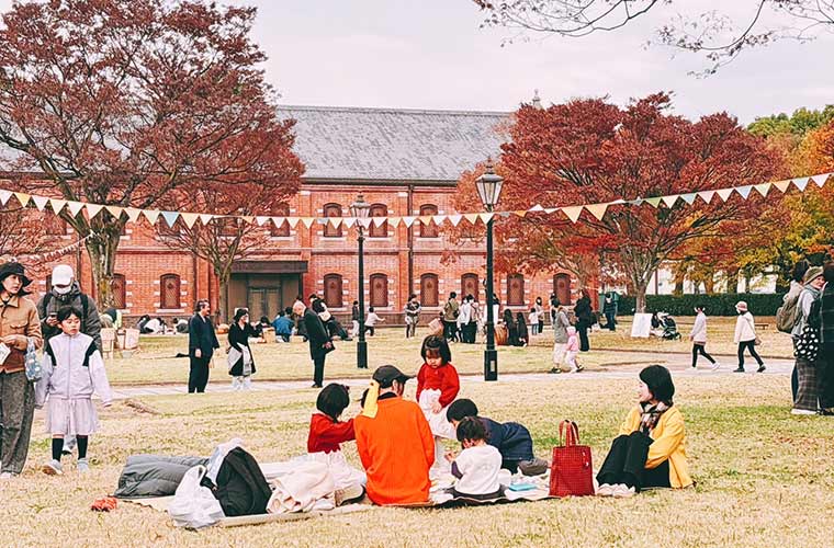 姫路市立美術館前庭で春を楽しむ「やさしい木かげじかん」開催！読み聞かせやつつ遊びなど