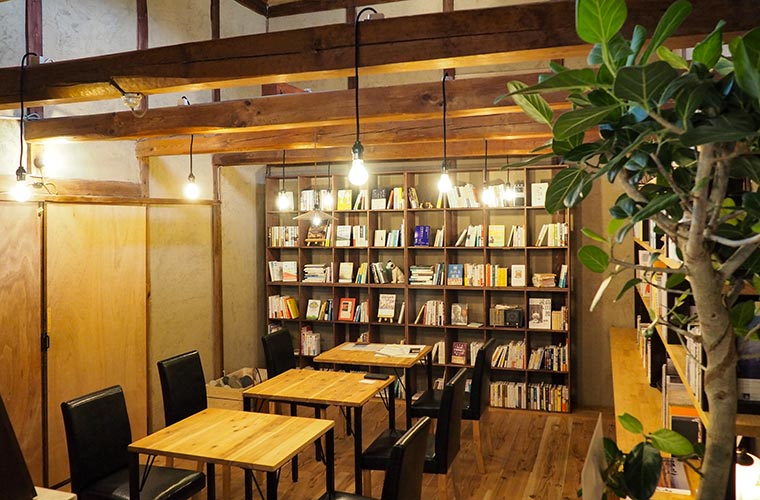 【高砂】隠れ家カフェ「古本喫茶かなめさん」オープン！築70年の吹き抜け空間で心安らぐ時間を